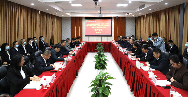 集團公司與萬源市人民政府正式簽訂《萬源舊院黑雞產(chǎn)業(yè)“綠色發(fā)展、種業(yè)振興”三年提升行動項目投資協(xié)議》