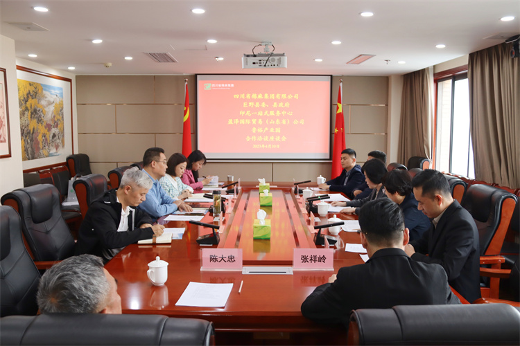 集團(tuán)公司召開(kāi)與巨野縣委、縣政府，盈澤國(guó)際貿(mào)易（山東?。┕荆∧嵋徽臼椒?wù)中心，山東魯裕冷鏈物流公司合作洽談座談會(huì)