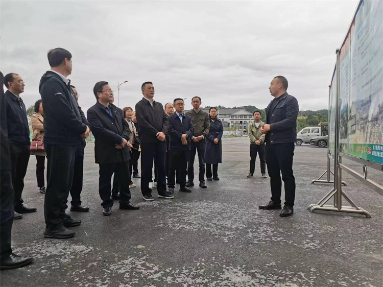 自貢市人大常委會副主任、民建自貢市委主委王孝謙一行考察四川供銷西南冷鏈物流基地